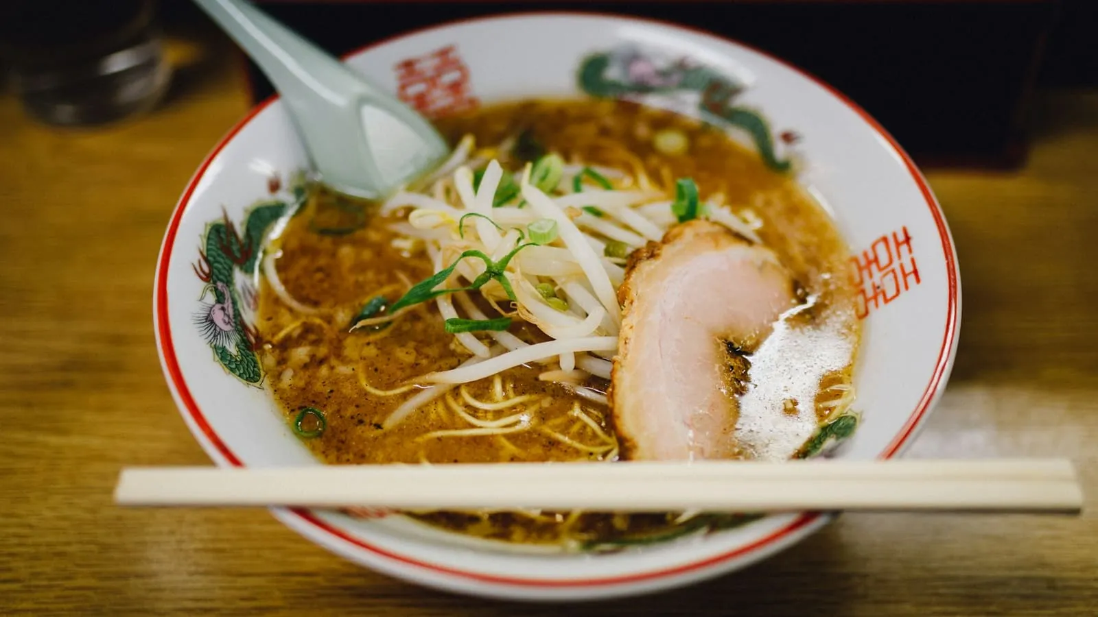 Phở Bò — Rinder-Pho mit hauchdünnem Rind in klarer Brühe