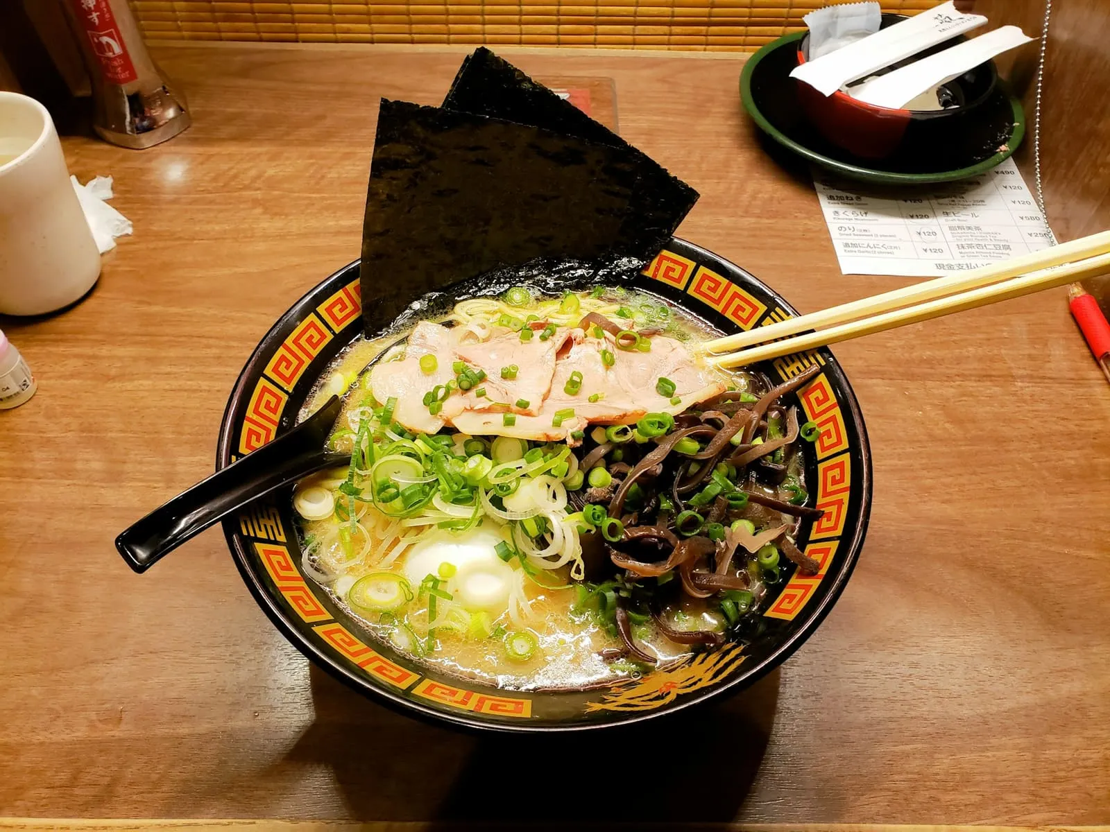 Schüssel Pho mit Reisnudeln, Rind und frischen Kräutern — die vietnamesische Nationalsuppe